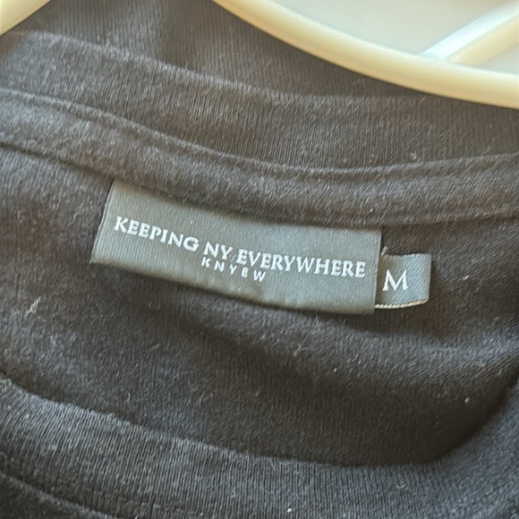 Knyew KEEPING NY EVERYWHERE
BASIC STANDARD SCOOP TEE - Picture 7 of 8